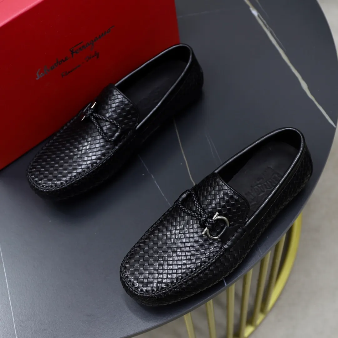 Men's shoes: 280🙅‍♂️🙅‍♂️🙅‍♂️Niuli Brand: Ferragamo Standard code: Men's code 38/44 (45 customized) Grade: Same as the official website Material: Original imported cowhide leather lining Original wear-resistant lightweight outsole Style category: Men's casual slip-on shoes Distinguished luxury brand elements top luxury Color: Actual picture color